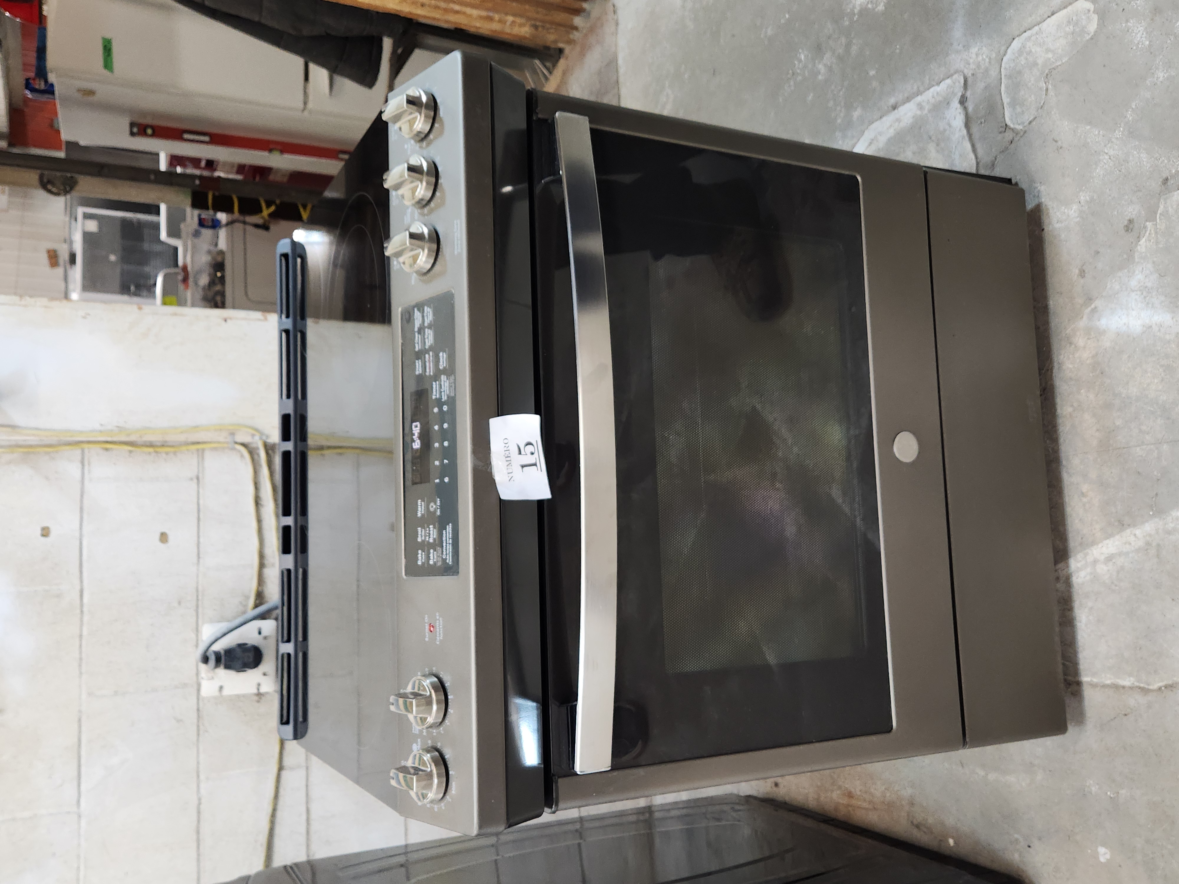 #15 Cuisinière fblack stainless  sans tete