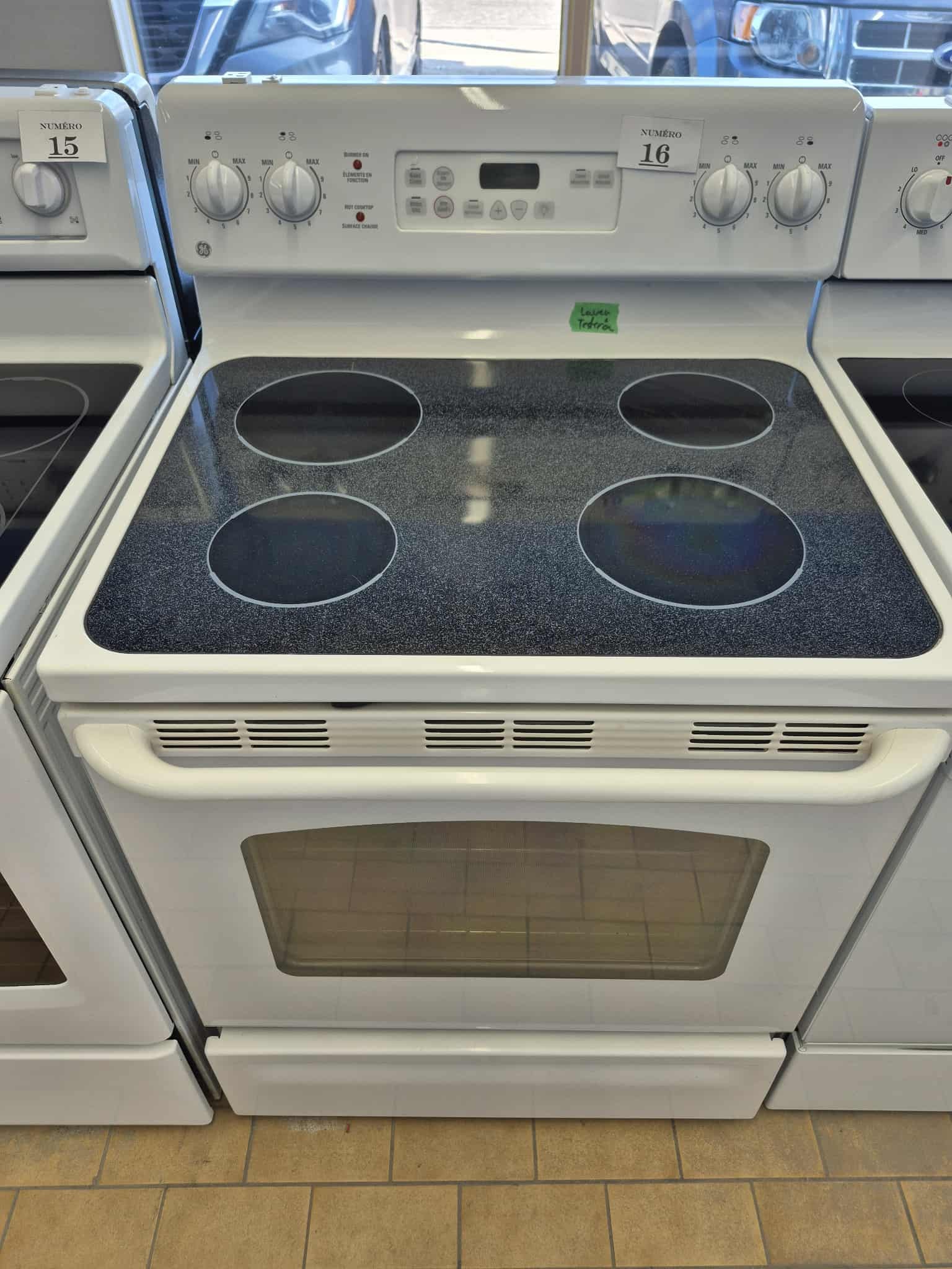 #16 Cuisinière GE vitrocéramique 2 gros ronds