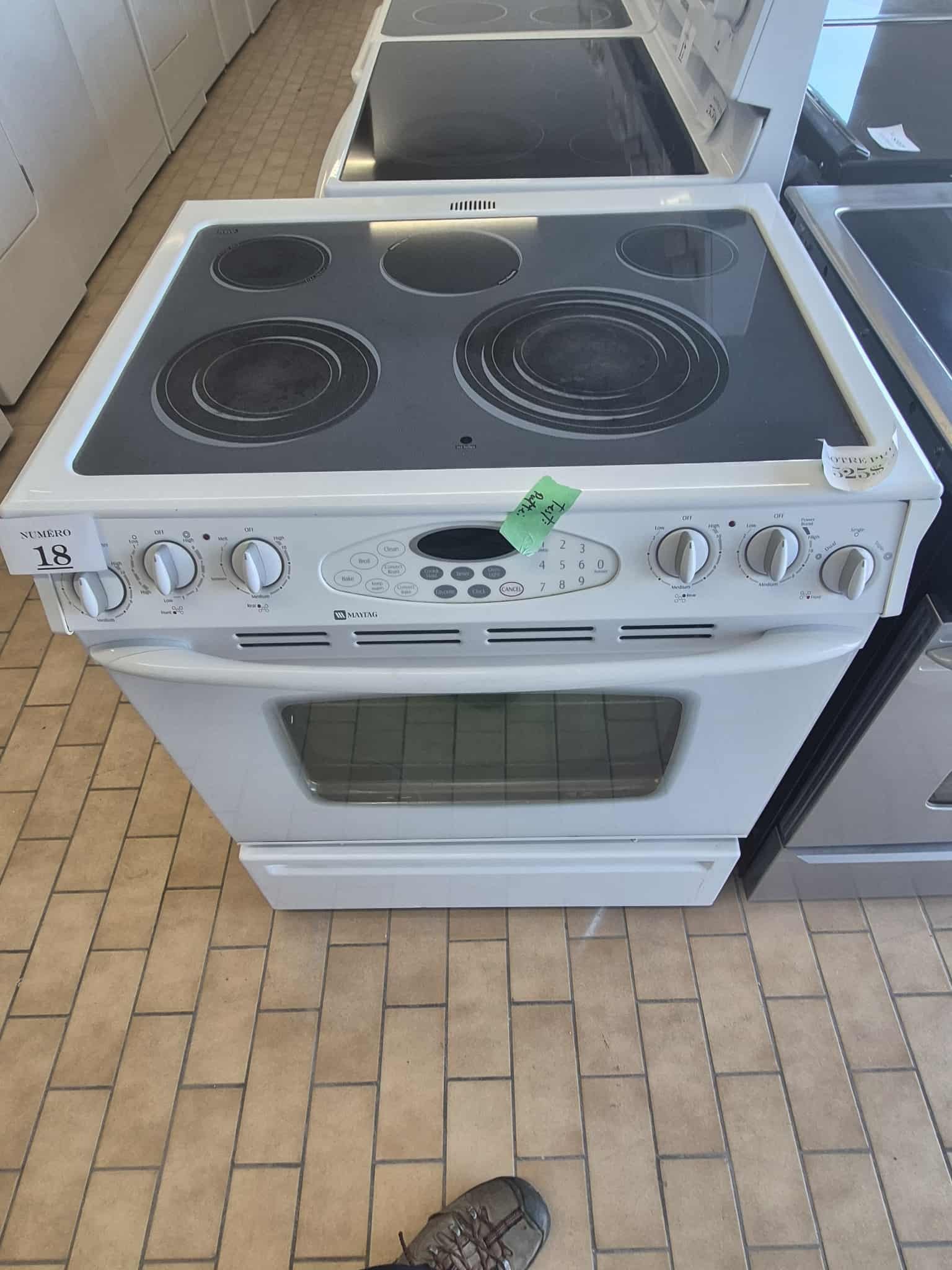 #18 Cuisinière Maytag convection
