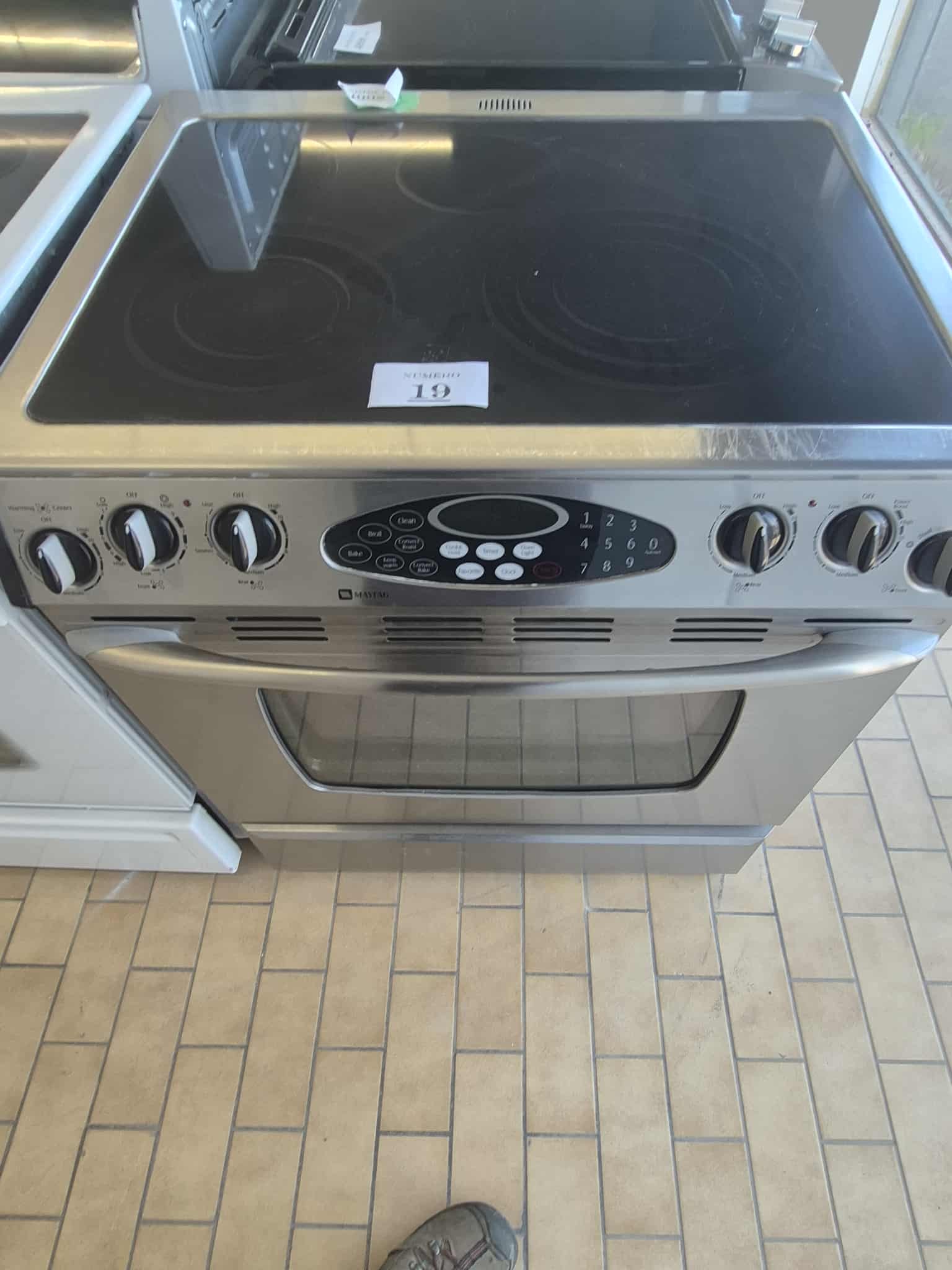 #19 Cuisinière Maytag inox sans tête