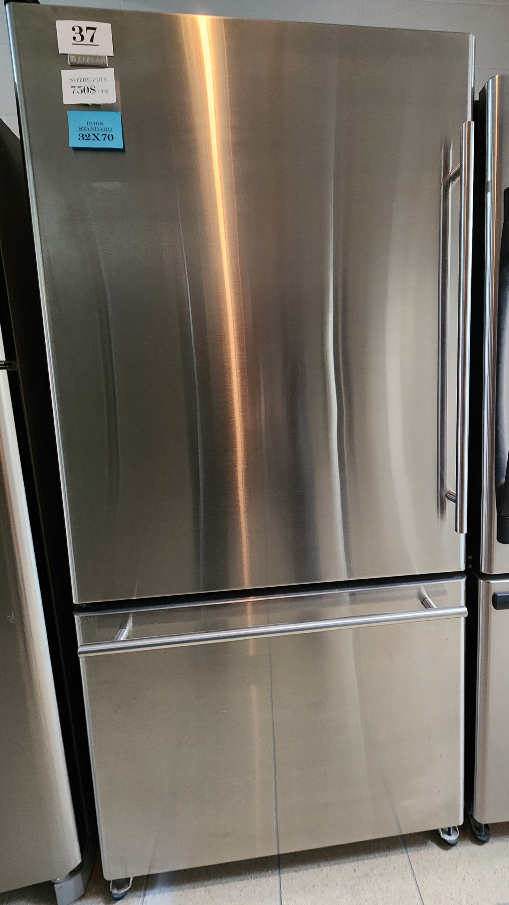 37- REFRIFERATEUR CONGELATEUR EN BAS  INOX