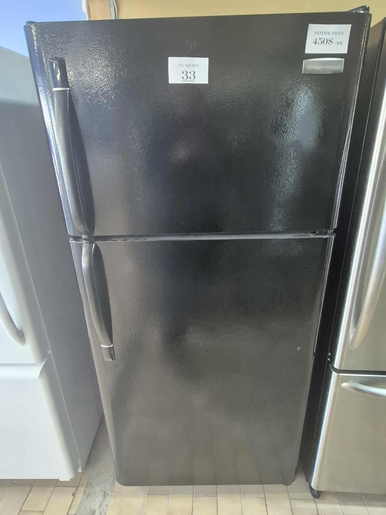 #33 Réfrigérateur Frigidaire – Noir standard