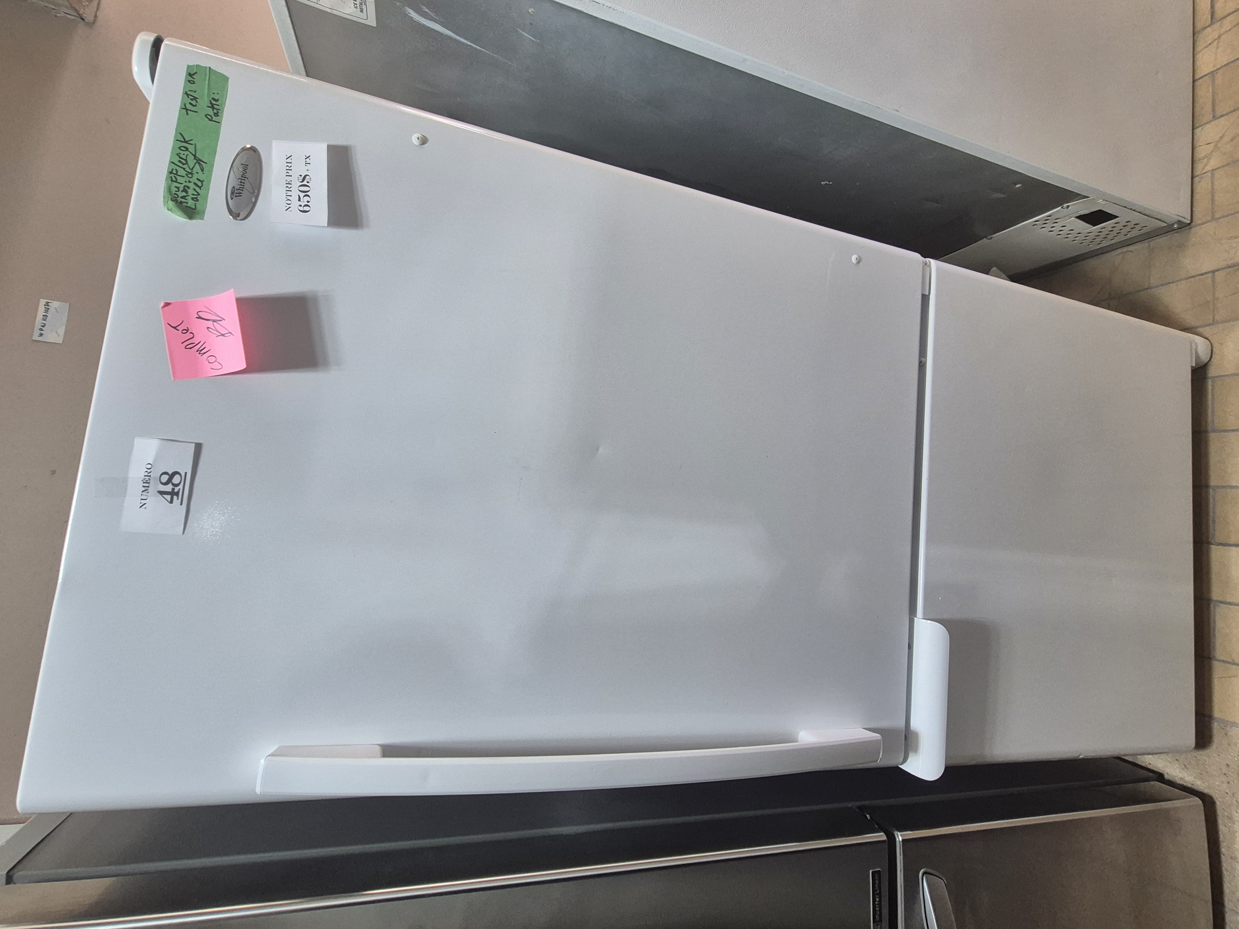 #48 Réfrigérateur Whirlpool – Congélateur bas, porte (4)